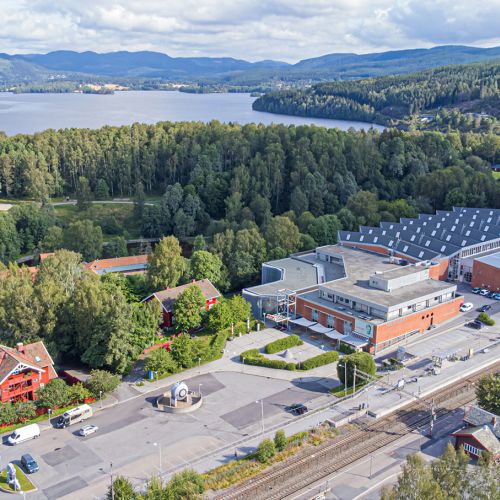 Young people standing in front of the museum. Photo.