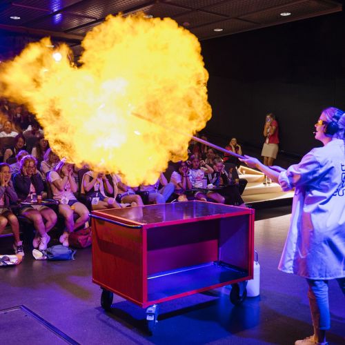 Eksperiment under vitenshow på Teknisk museum, med spennende naturfaglige demonstrasjoner og eksperimenter