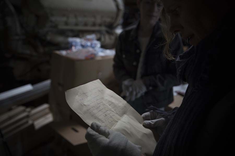 En kvinne holder et dokument. Foto.