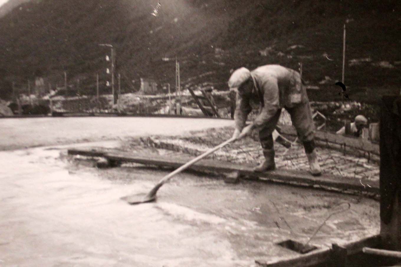 Tvangsarbeider med en spade. Foto.