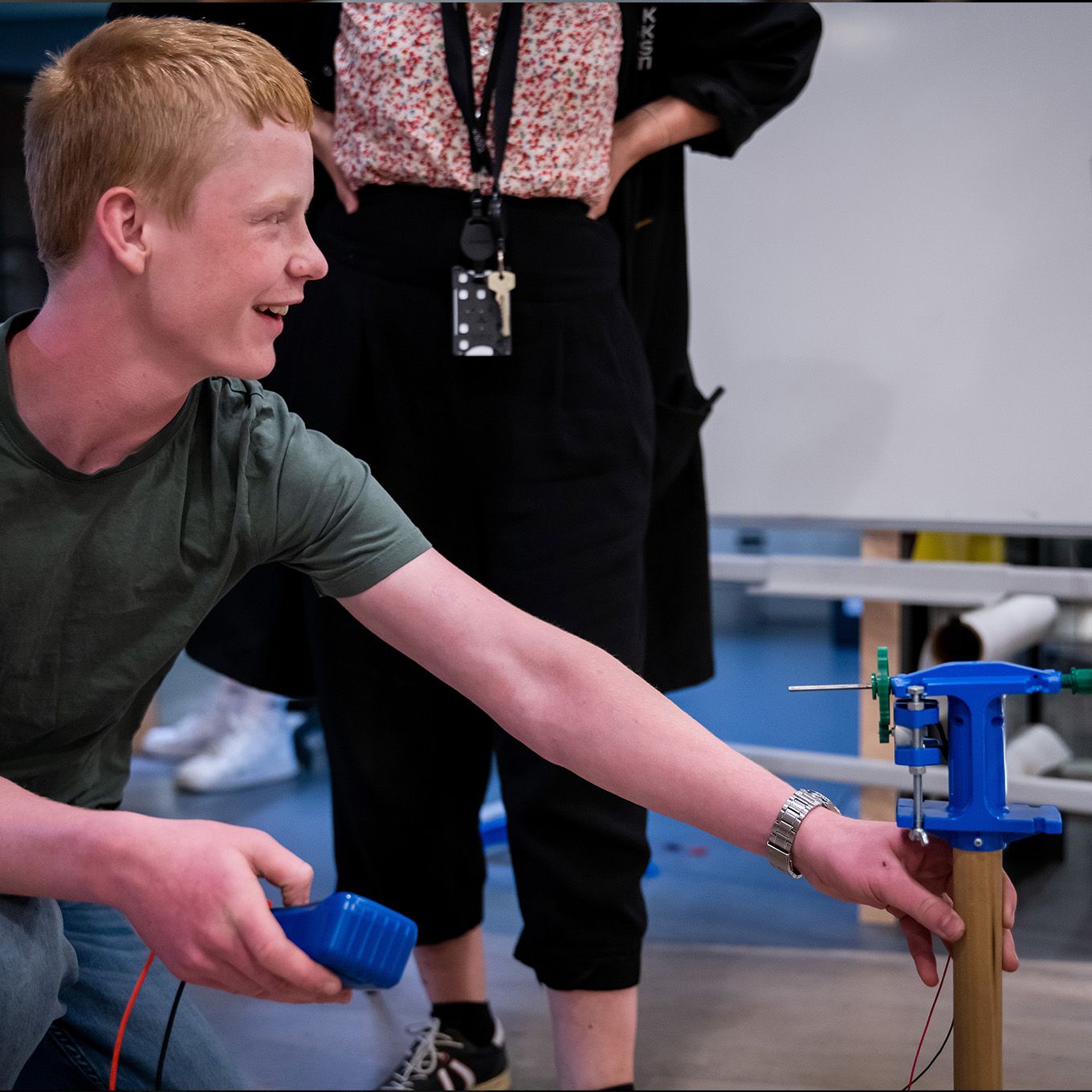 A lady and a man testing a windmill. Photo: Lars Opstad 