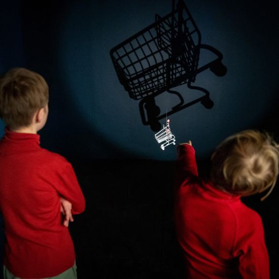 To barn ser på energi-utstilling ved Teknisk museum