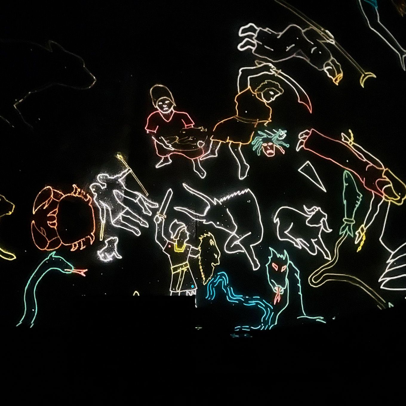 En barn i labfrakk som heller hvit pulver i enn jumbo testerør. Foto. 