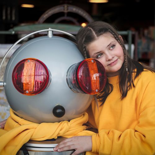 barn med robot på teknisk museum i Oslo ved Akerselva